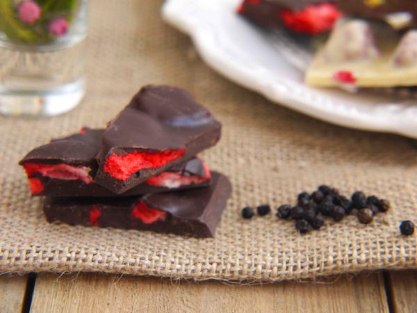Handmade Berry Peppery 70% Dark Chocolate Shards Gorvett & Stone